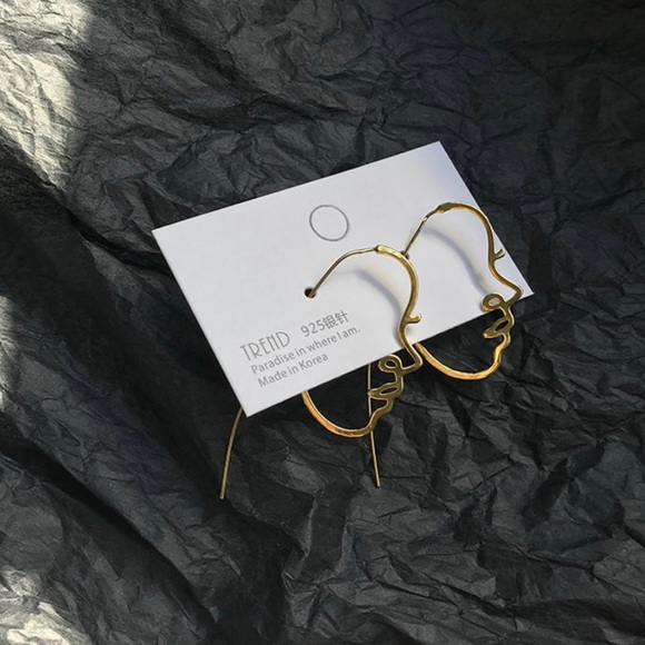 Golden face profile earrings - Picture 3 of 3